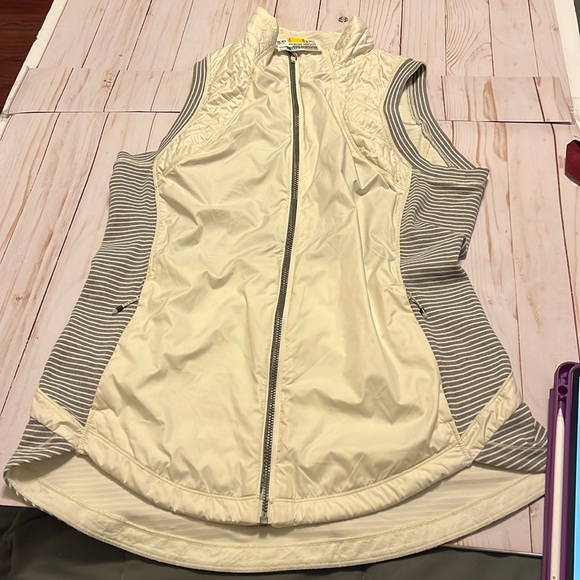 Lululemon cream gray striped vest with 2 zipper pockets and ear phone access - Picture 2 of 9